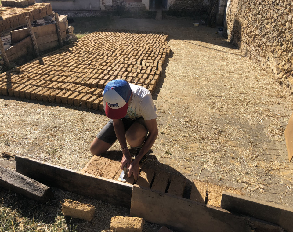 Un homme découpant des briques