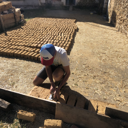 Un homme découpant des briques